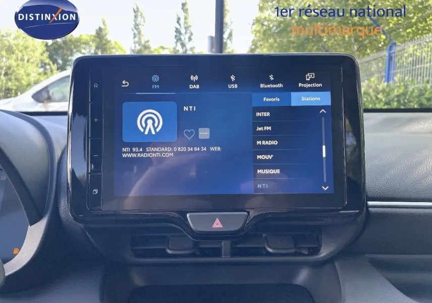 Écran tactile central de la Toyota Yaris Hybrid 2025 affichant les options radio et connectivité, intérieur noir.