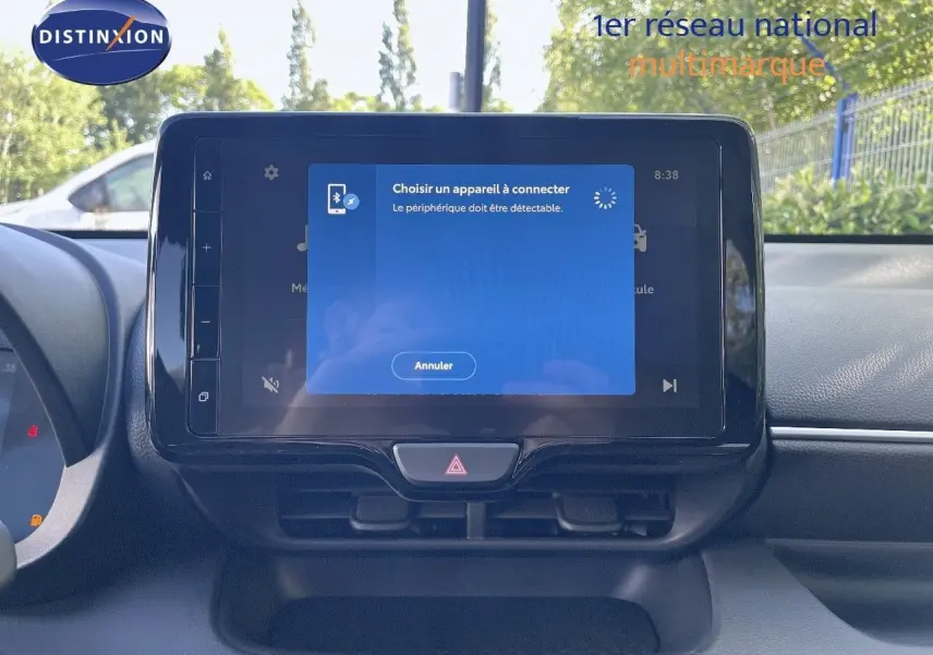 Écran tactile central de la Toyota Yaris Hybrid 2025 affichant le menu de connexion Bluetooth, vue intérieure frontale.