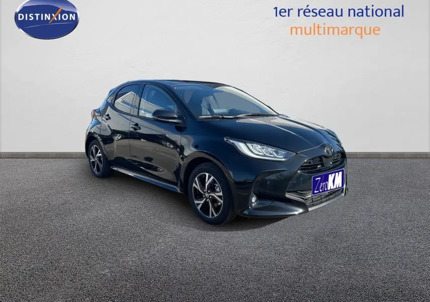Toyota Yaris Hybrid 116ch noir métal vue 3/4 avant droit sur fond neutre avec jantes bi-ton distinctives.