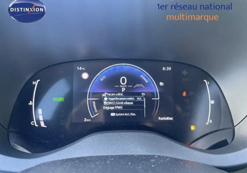 Tableau de bord numérique de la Toyota Yaris Hybrid 2025 affichant vitesse, température et alertes en vue frontale rapprochée.