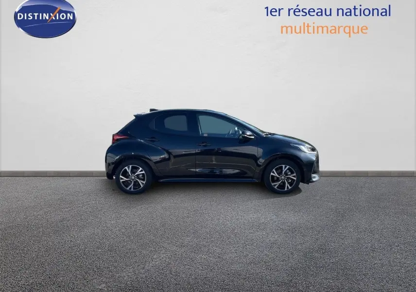 Profil droit d'une Toyota Yaris Hybrid 116ch noir métal 2025, compacte et moderne avec jantes alliage bicolores.