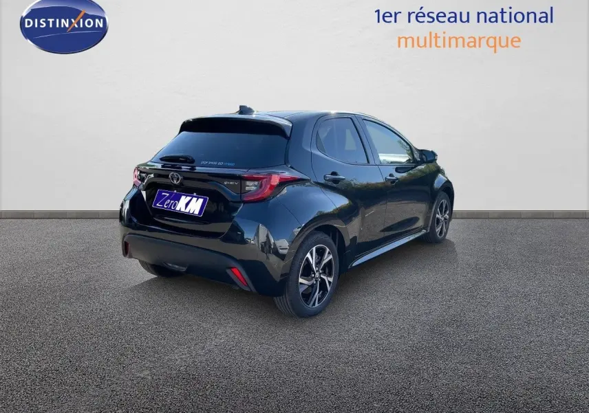 Toyota Yaris Hybrid 2025 noir métal vue 3/4 arrière droit avec jantes biton et feux LED distinctifs