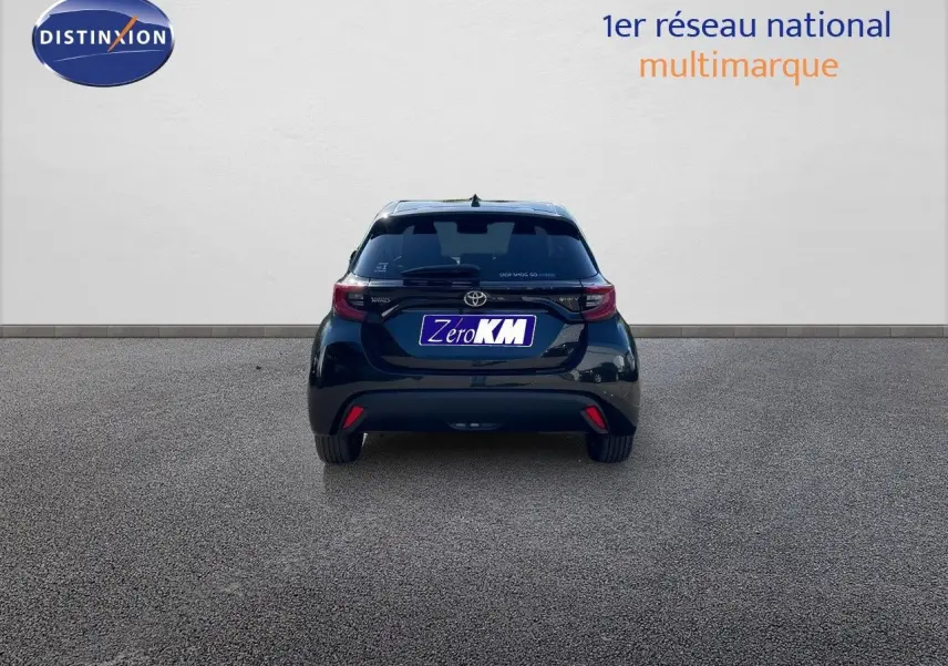 Vue arrière d'une Toyota Yaris Hybrid 116ch noir métal 2025, avec feux LED et logo distinctif visible.