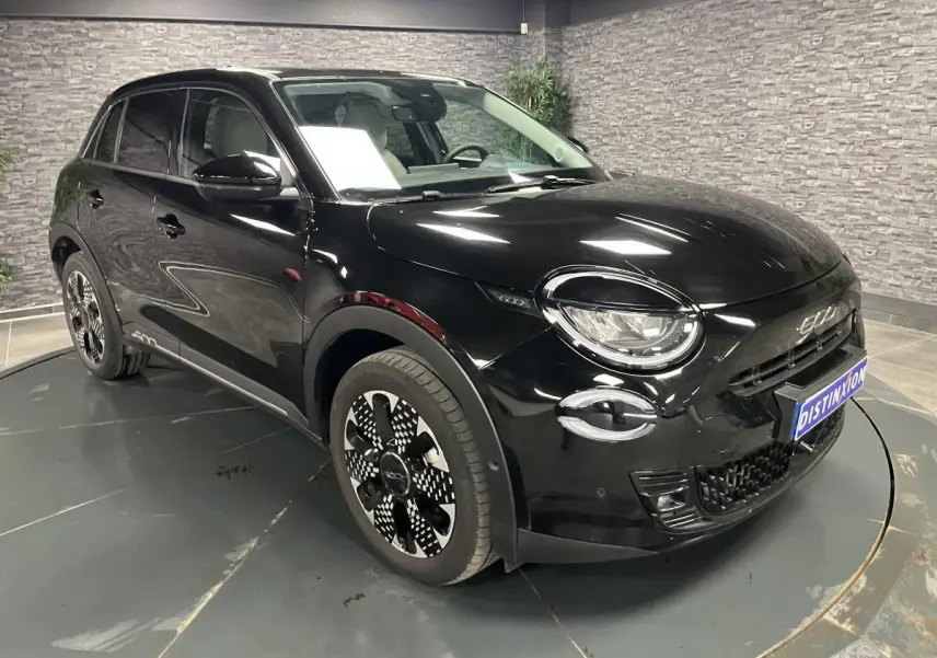 Fiat 600 1.2 Hybrid noir vue 3/4 avant droit avec jantes alliage diamantées et phares LED Infinity.