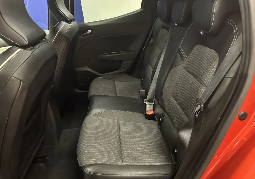 Vue intérieure côté droit des sièges arrière en tissu et cuir noir de la Renault Clio V rouge 2023.