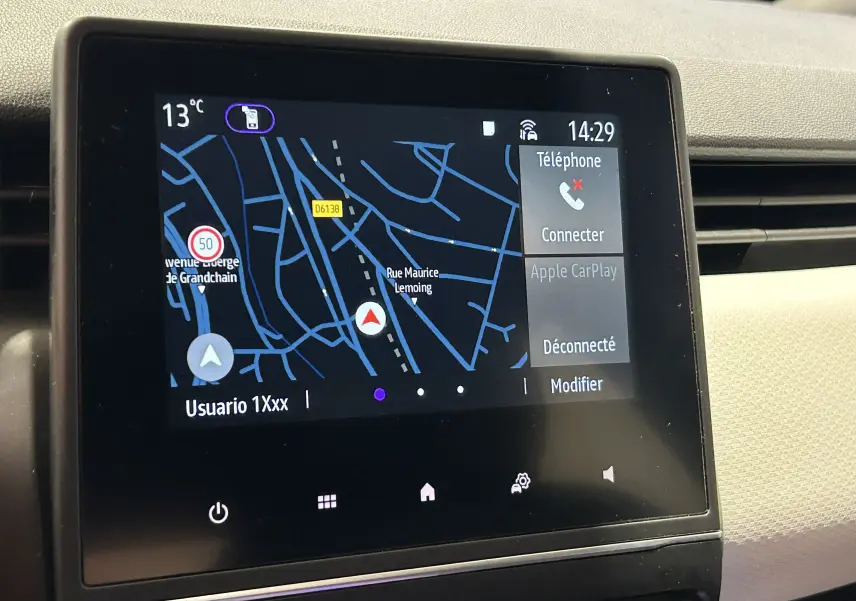 Écran tactile du système de navigation et multimédia de la Renault Clio V TCe 90 TECHNO affichant une carte et options connectivité.