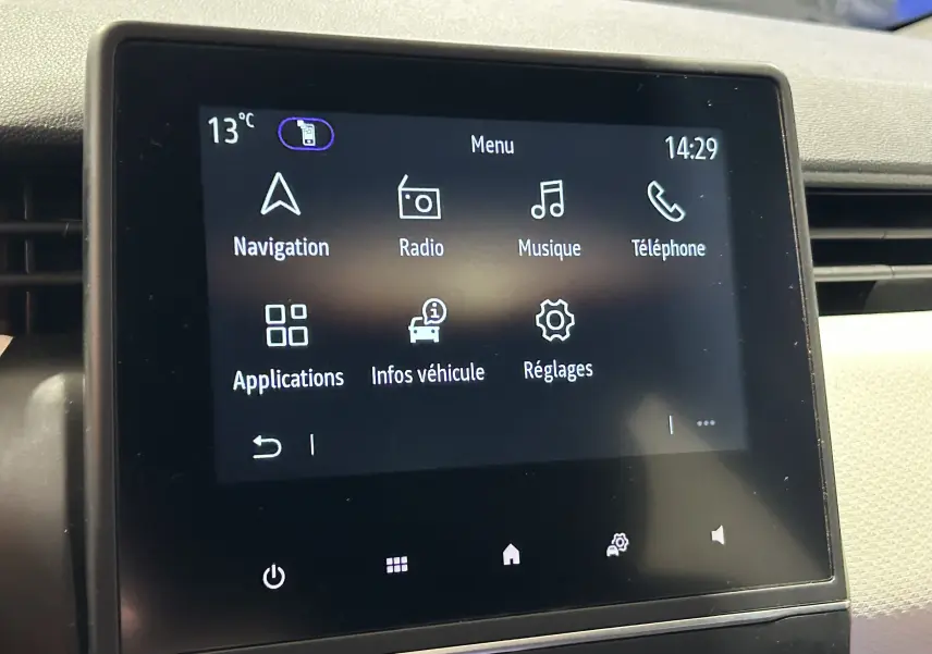 Écran tactile central de la Renault Clio V TCe 90 TECHNO affichant le menu principal avec navigation et réglages.