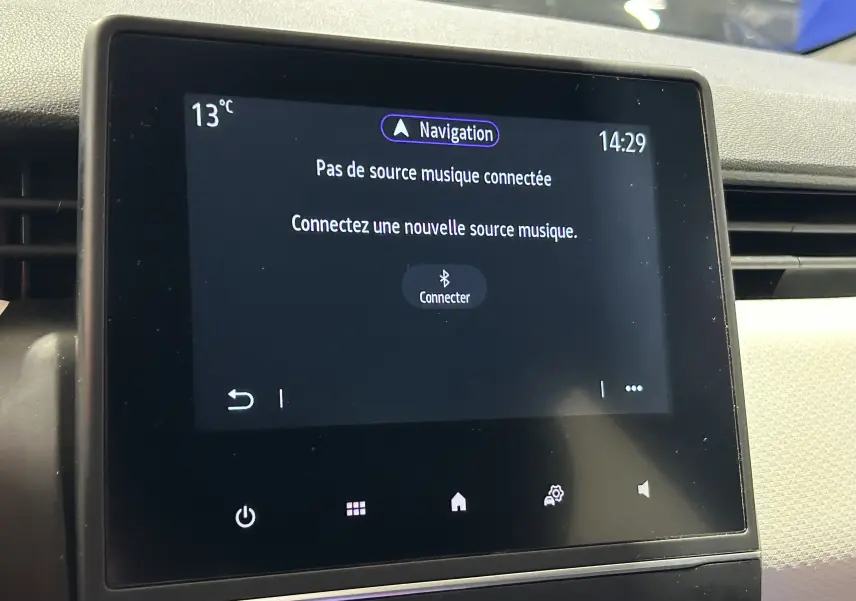 Écran tactile central de la Renault Clio V TCe 90 TECHNO 2023 affichant la connexion Bluetooth pour musique.