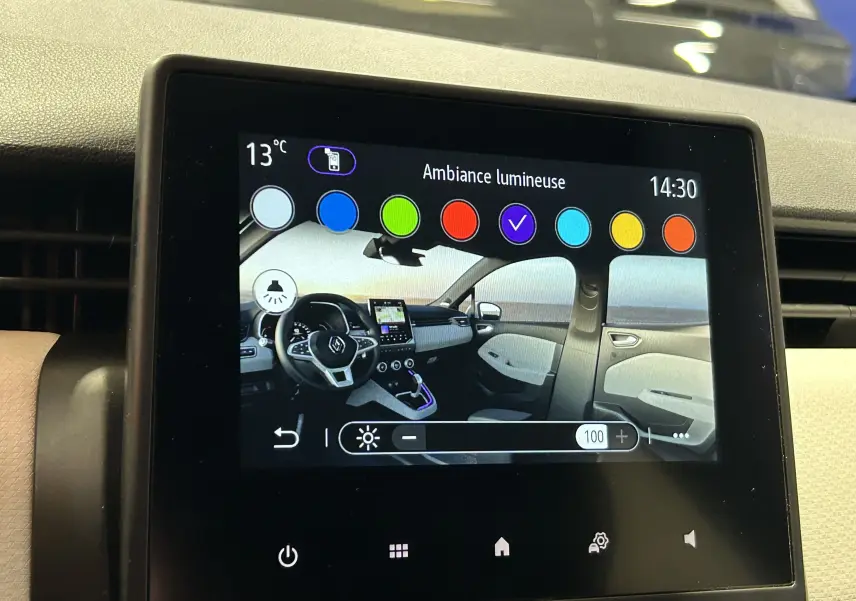 Écran tactile affichant l'ambiance lumineuse intérieure avec vue 3/4 avant du tableau de bord de la Renault Clio V rouge.