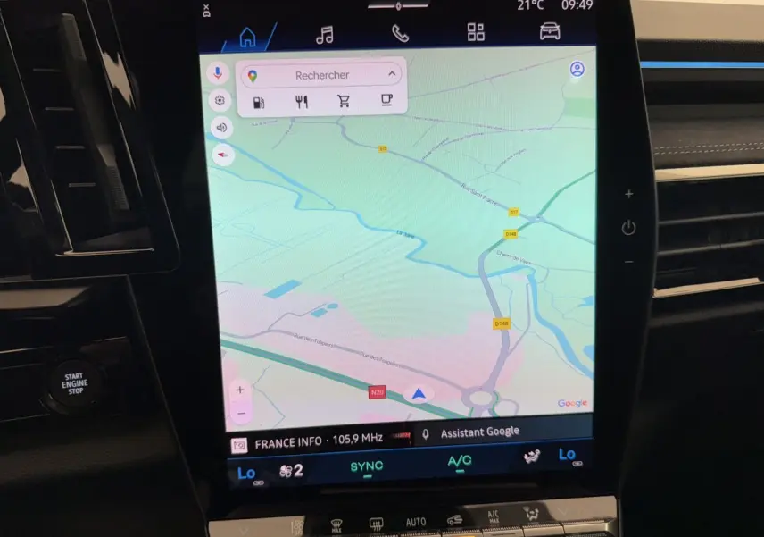 Écran tactile central affichant la navigation GPS dans l’habitacle du Renault Espace gris foncé esprit Alpine 2025.