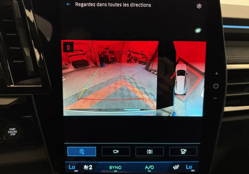 Écran tactile central du Renault Espace gris foncé 2025 montrant la caméra de recul et vue 360° intérieure.