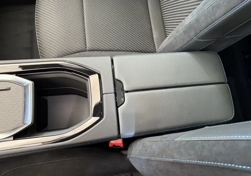 Gros plan sur la console centrale cuir gris foncé avec surpiqûres bleues du Renault Espace Esprit Alpine 2025.