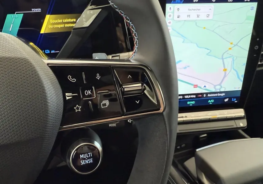 Gros plan sur le volant cuir et les commandes multifonctions du Renault Espace Esprit Alpine 2025 avec écran tactile de navigation.