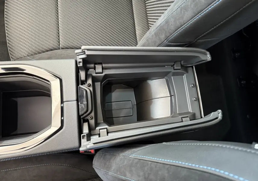 Vue plongeante sur la console centrale ouverte du Renault Espace gris foncé esprit Alpine 7 places, intérieur cuir et suède.