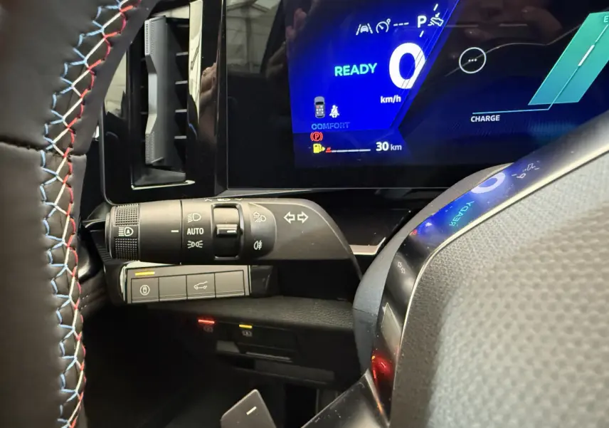 Gros plan sur le volant et le combiné numérique bleu du Renault Espace gris foncé esprit Alpine 7PL 2025.