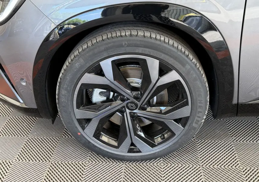 Gros plan sur la roue avant gauche du Renault Espace gris foncé esprit Alpine avec jante noire et grise design moderne.