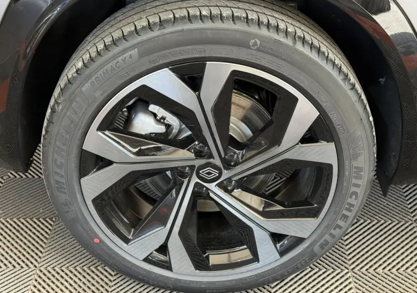 Gros plan sur la jante noire et argentée du côté gauche d'un Renault Espace gris foncé esprit Alpine 2025.