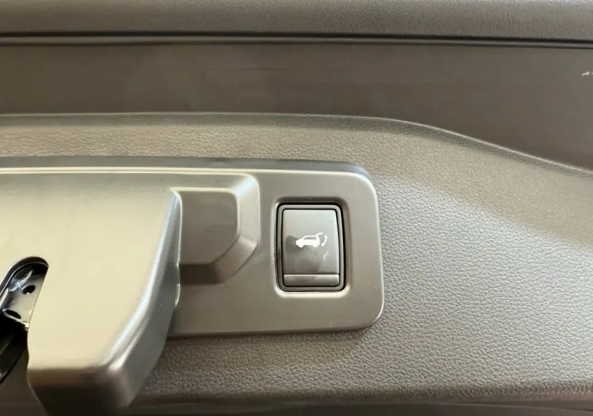 Bouton d'ouverture électrique du coffre sur panneau intérieur noir du Renault Espace gris foncé esprit Alpine 2025.