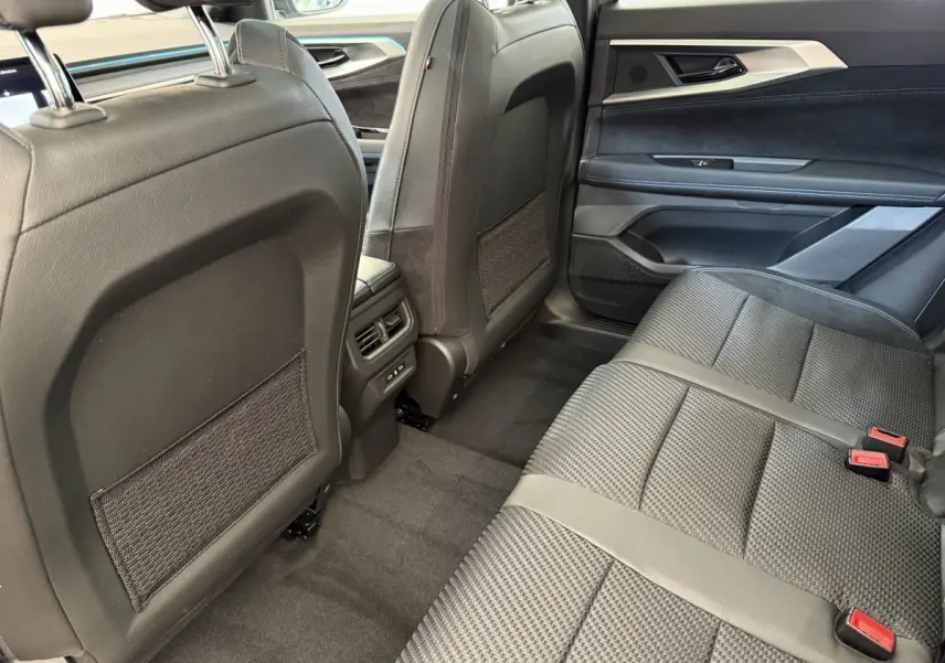 Vue intérieure arrière côté droit du Renault Espace 2025 esprit Alpine, sièges en cuir noir et tissu gris foncé.