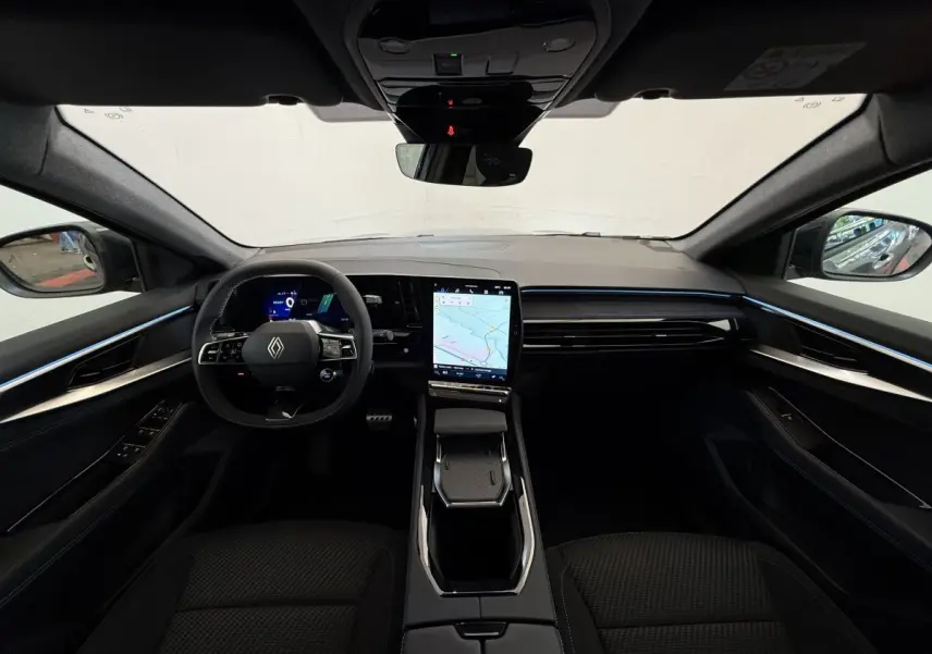 Intérieur noir du Renault Espace 2025 esprit Alpine, vue frontale sur tableau de bord et écran tactile central vertical.