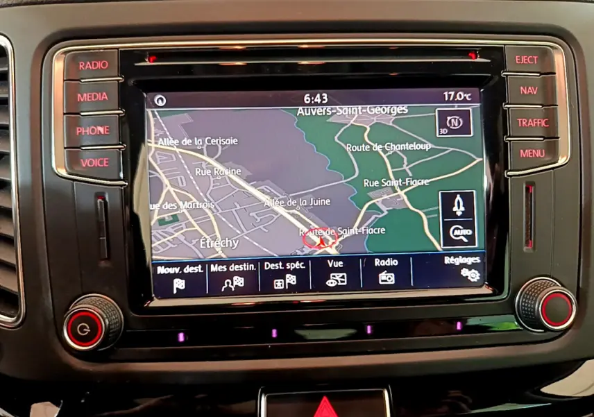 Écran tactile de navigation 6,5 pouces du Volkswagen Sharan 2017 affichant une carte routière détaillée.