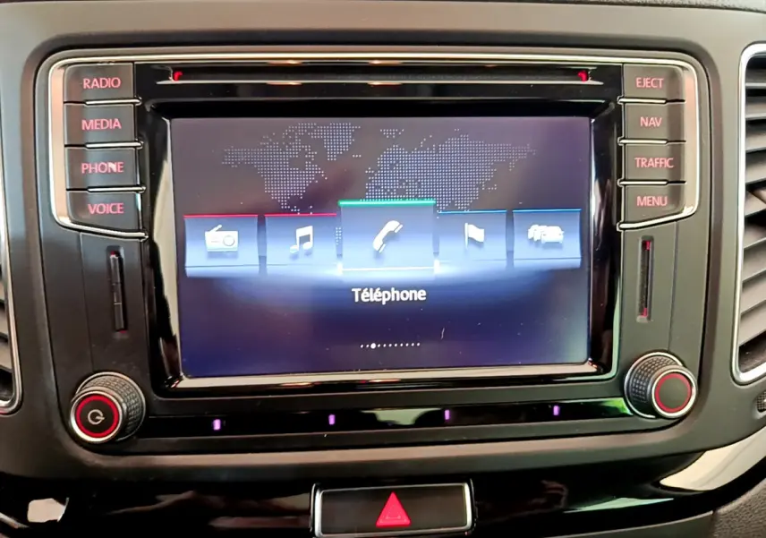 Écran tactile central affichant le menu téléphone dans l'habitacle noir du Volkswagen Sharan marron 2017.