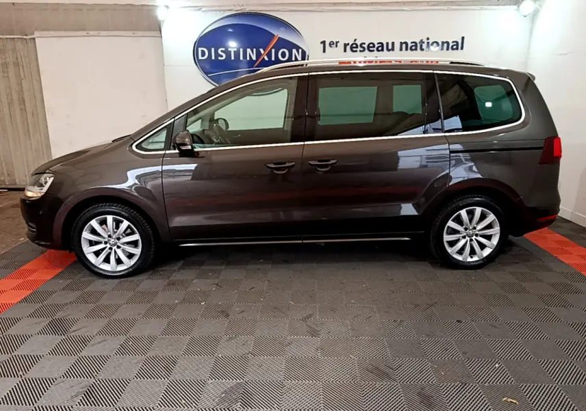 Vue latérale droite d'un Volkswagen Sharan marron 2017 garé en intérieur avec jantes alliage et vitres teintées.