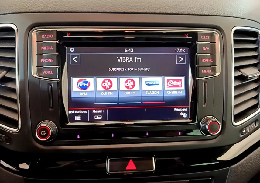 Écran tactile central du tableau de bord du Volkswagen Sharan 2017, affichant les stations radio avec boutons latéraux.