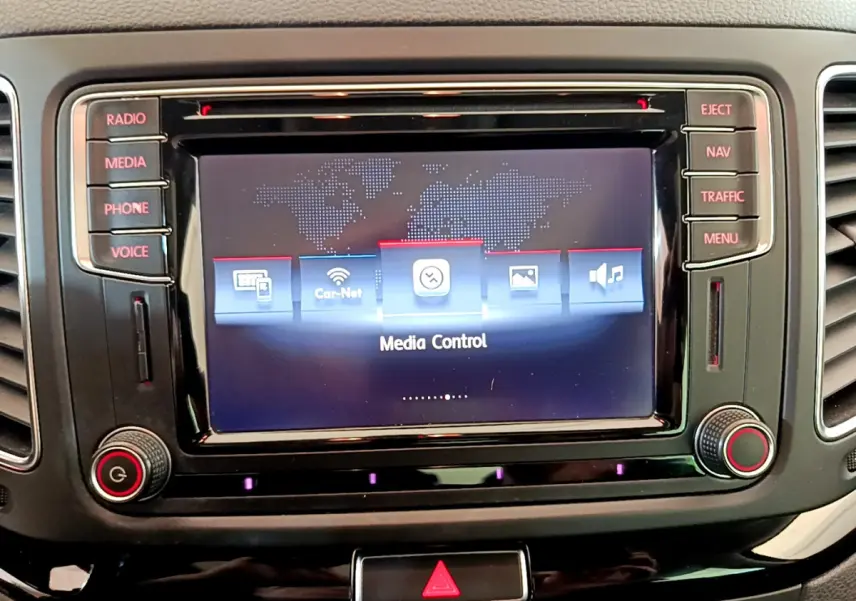 Écran tactile central du système multimédia du Volkswagen Sharan 2017, avec commandes autour et affichage "Media Control".