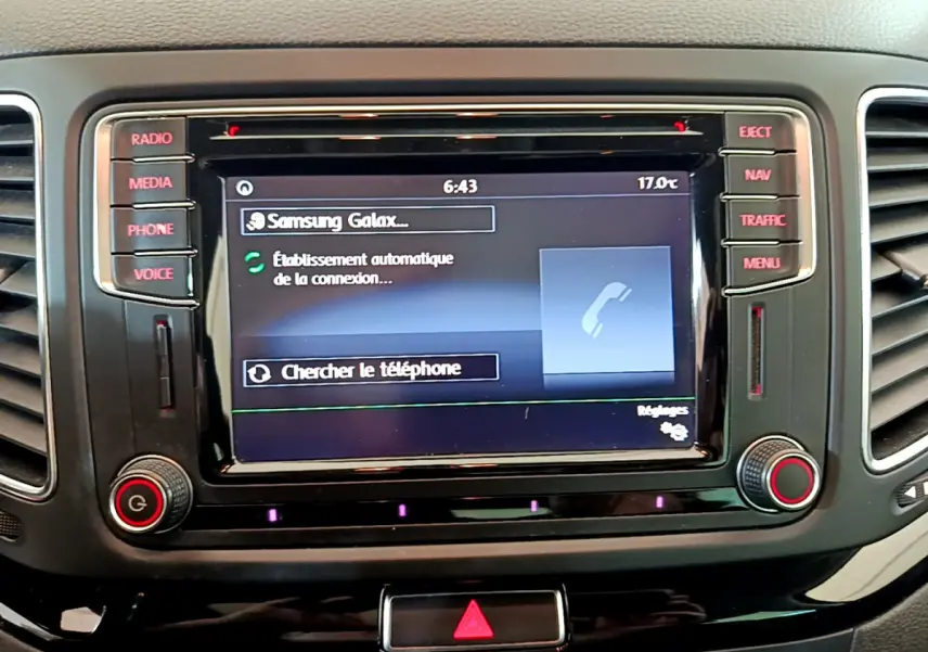 Vue rapprochée de l'écran tactile central du Volkswagen Sharan 2017, affichant la connexion Bluetooth en cours.