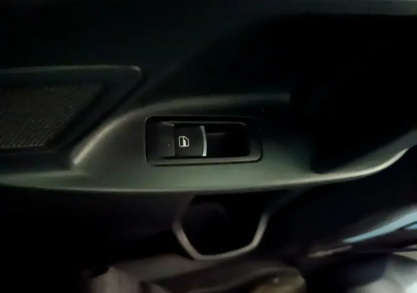 Bouton de verrouillage centralisé sur la porte intérieure côté conducteur du Volkswagen Sharan marron 2017.