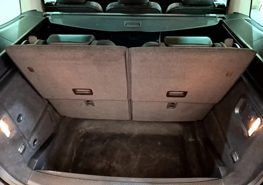 Vue du coffre arrière du Volkswagen Sharan marron 2017 avec la troisième rangée de sièges relevée et plancher plat visible.