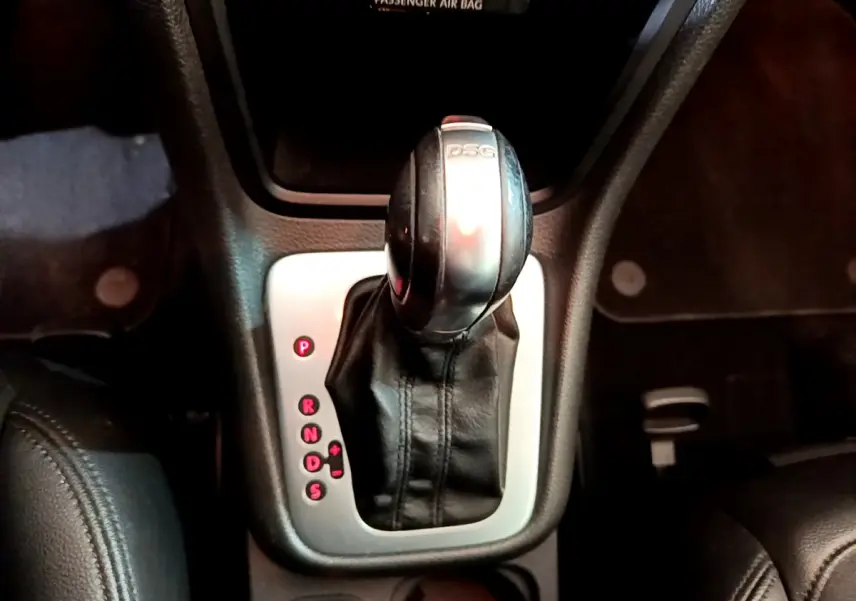 Le levier de vitesse DSG noir et argent de la Volkswagen Sharan 2017, vue rapprochée de la console centrale.