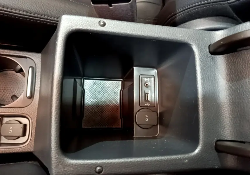 Vue rapprochée de la console centrale noire du Volkswagen Sharan 2017 montrant prises USB, jack audio et prise 12V.