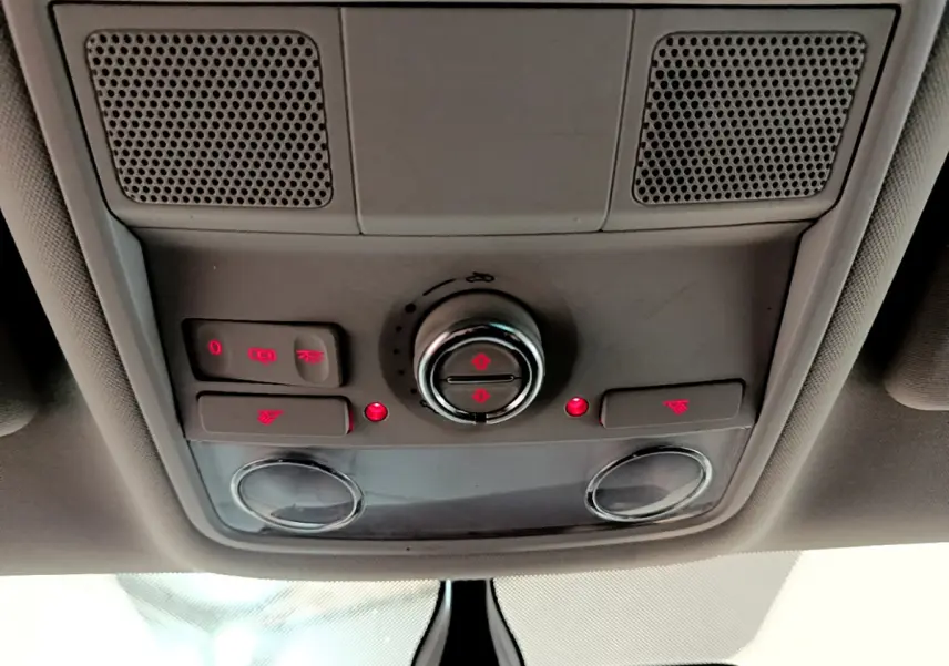 Vue intérieure du plafonnier gris avec commandes d'éclairage et ventilation du Volkswagen Sharan marron 2017.