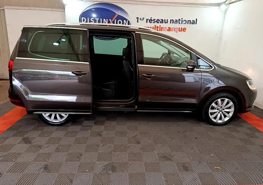 Vue latérale droite d'un Volkswagen Sharan marron 2017 avec porte coulissante arrière ouverte, intérieur visible.