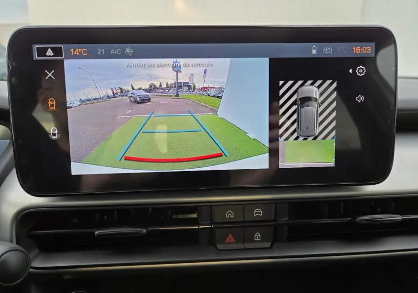 Écran multimédia du Jeep Avenger montrant la caméra de recul avec guidage coloré et vue aérienne du véhicule