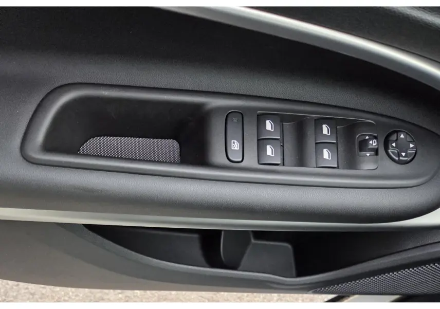 Gros plan sur les commandes de lève-vitres et rétroviseurs côté gauche intérieur du Jeep Avenger 2025 finition Summit.