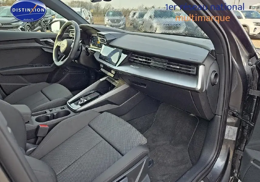 Intérieur avant droit d’Audi A3 Sportback gris Daytona 2024 avec tableau de bord moderne et sièges sport noirs.