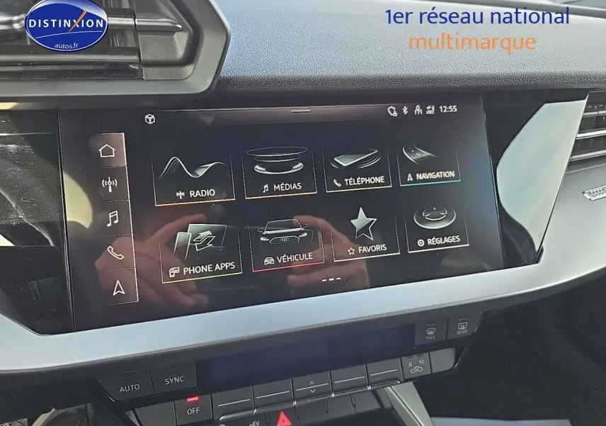 Vue rapprochée de l’écran tactile central de l’Audi A3 Sportback gris Daytona 2024 avec interface multimédia affichée.