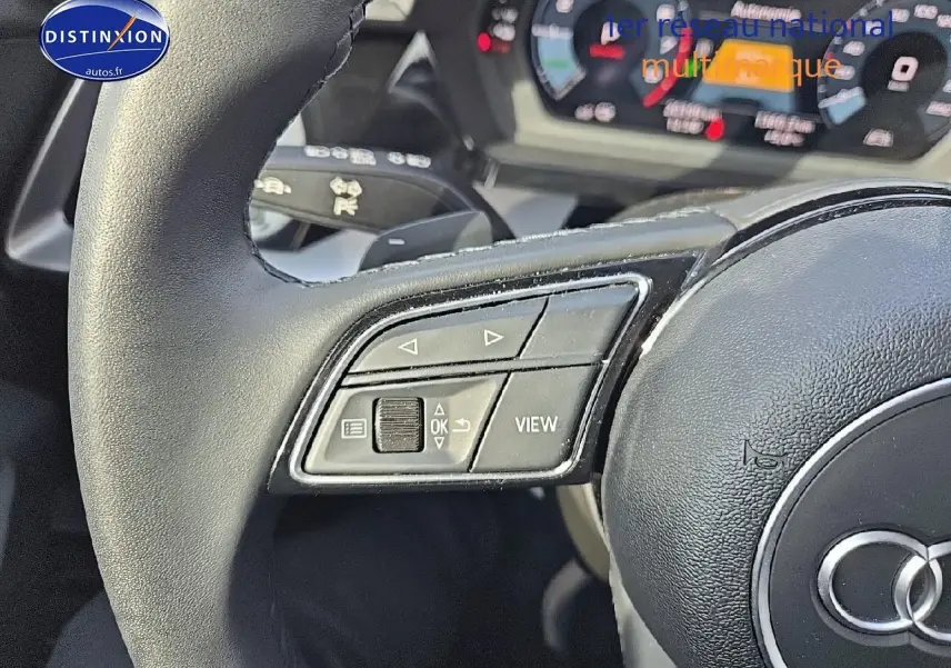 Gros plan sur le volant cuir multifonction côté gauche de l'Audi A3 Sportback gris Daytona avec commandes intégrées.