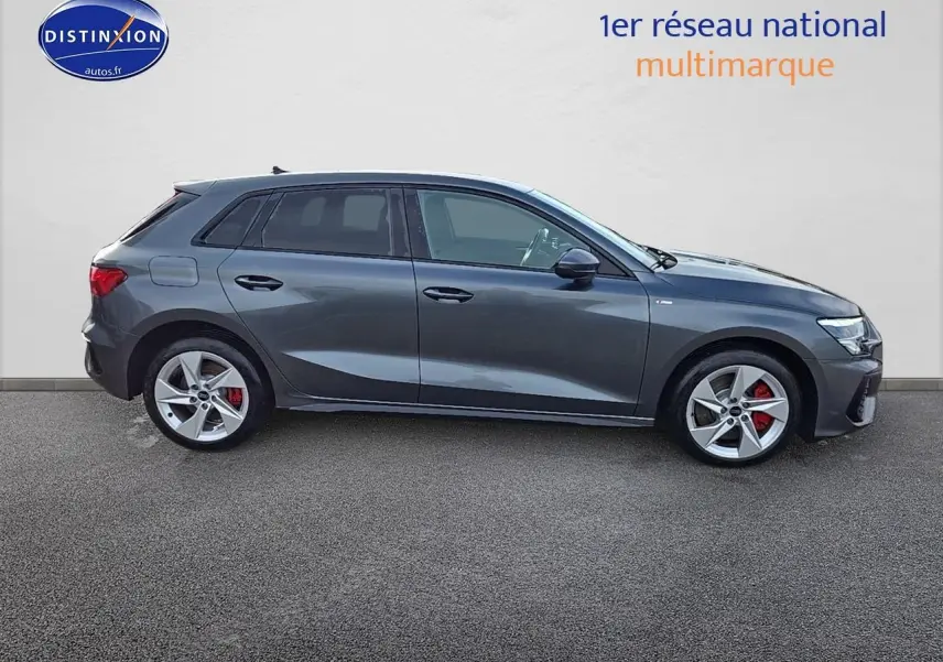 Profil droit de l'Audi A3 Sportback 45 TFSI e 245 S line gris Daytona avec jantes alliage et étriers rouges.