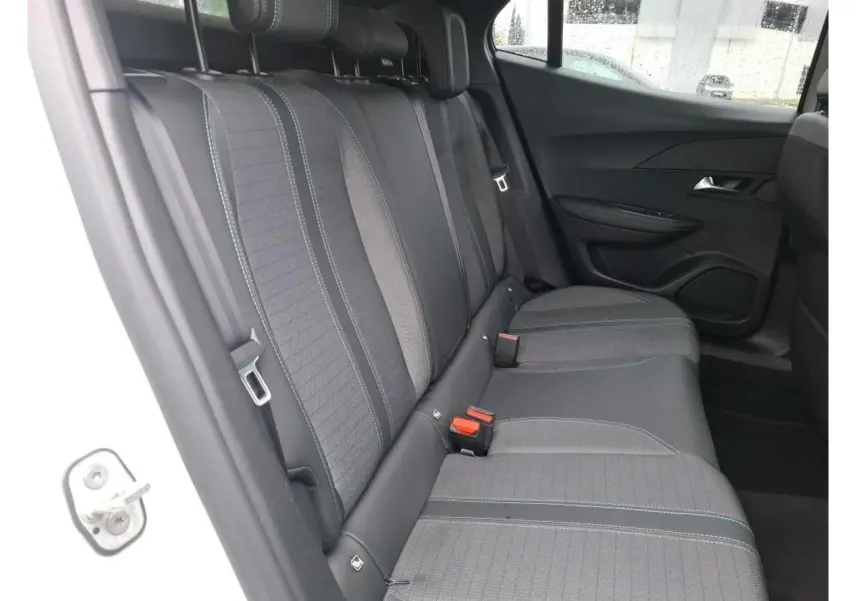Vue intérieure côté arrière droit montrant les sièges arrière gris avec surpiqûres bleues du Peugeot 2008 blanc nacré 2022.