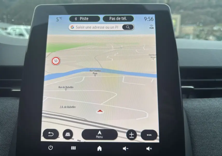 Écran tactile central du système de navigation Easy Link de la Renault Clio 2025, affichant une carte GPS.