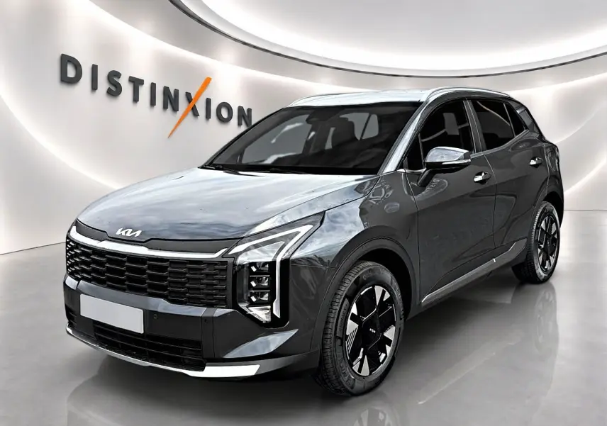 KIA Sportage 1.6 hybride gris eclipse en 3/4 avant droit, avec calandre noire et jantes alu distinctives.