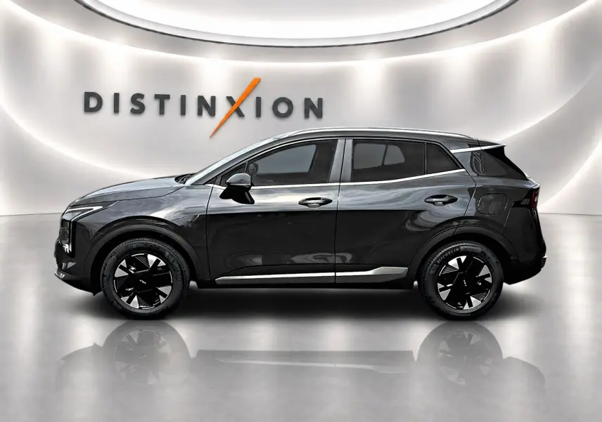 Profil droit du KIA SPORTAGE 1.6 hybride 239 gris eclipse avec jantes noires et détails chromés, en studio lumineux.