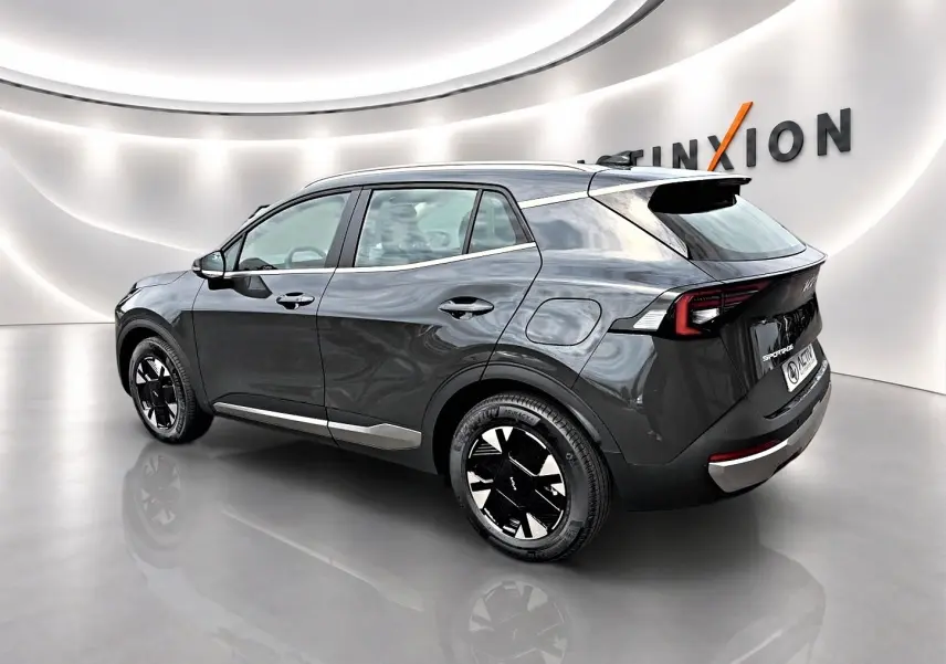 Vue 3/4 arrière droite du KIA SPORTAGE 1.6 hybride 239 gris eclipse avec jantes alu noires et feux arrière LED.