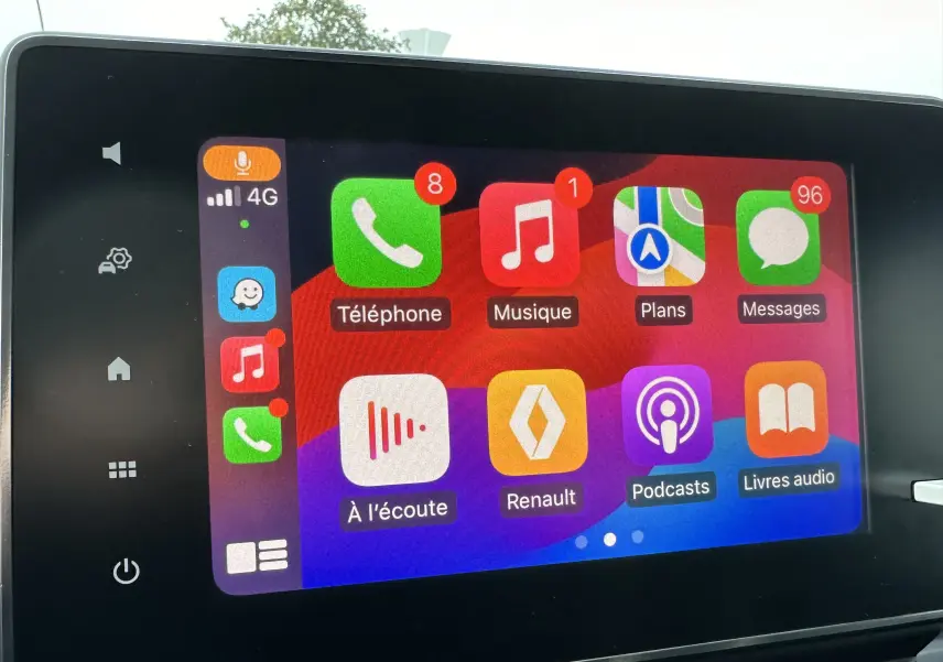 Écran tactile multimédia du Renault Trafic Combi 2023 affichant les applications Téléphone, Musique, Plans et Messages.