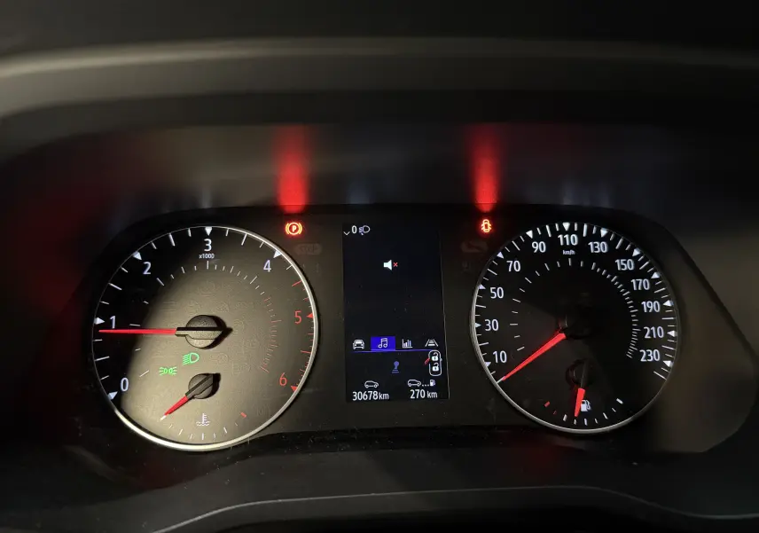 Tableau de bord du Renault Trafic Combi gris comète 2023, affichant compte-tours, vitesse et écran central allumé.