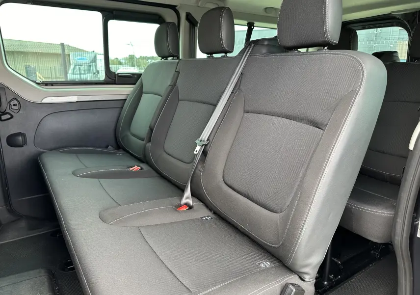 Banquette arrière en tissu noir du Renault Trafic Combi 2023, vue côté droit à l'intérieur du véhicule gris comète.